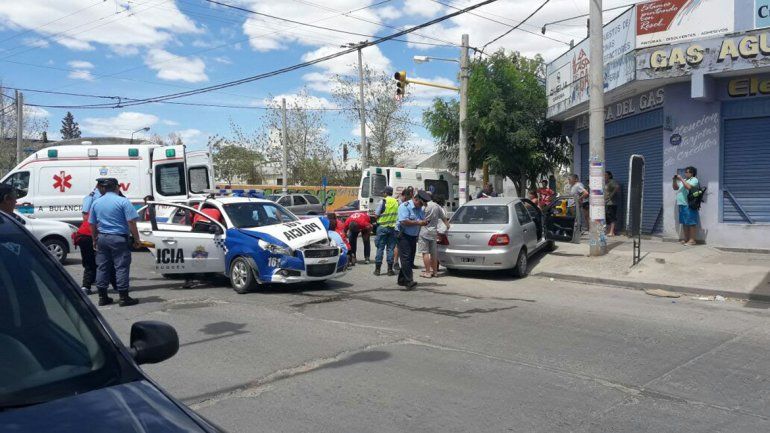 Tres heridos tras un fuerte choque entre un patrullero y un auto