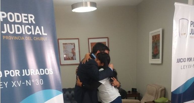 El abrazo del fiscal con las hermanas de Marcelo Palavecino, tras el veredicto del jurado popular en Trelew- El abrazo del fiscal con las hermanas de Marcelo Palavecino, tras el veredicto del jurado popular en Trelew-
