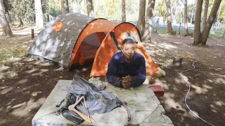 La hija del hombre que vive en una carpa denunció que la torturó y abusó de ella
