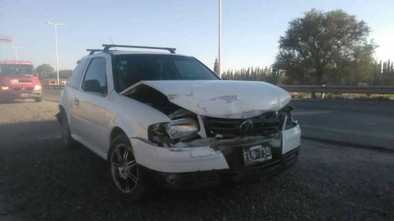 Un VW Gol sufrió daños materiales en la parte delantera y trasera.