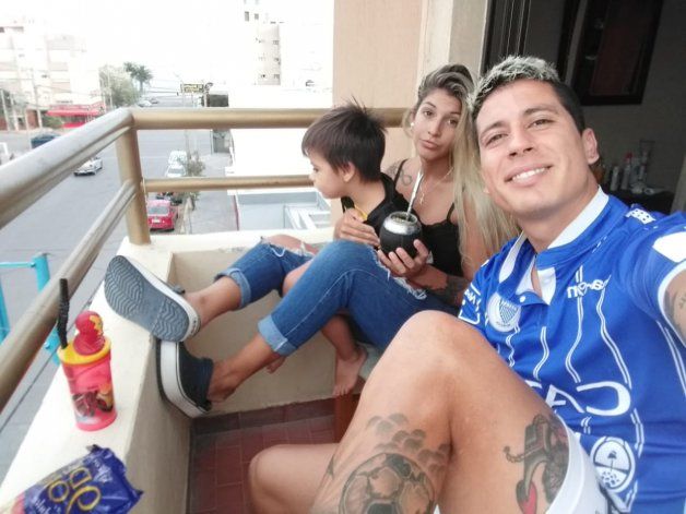 El goleador neuquino junto a su pareja