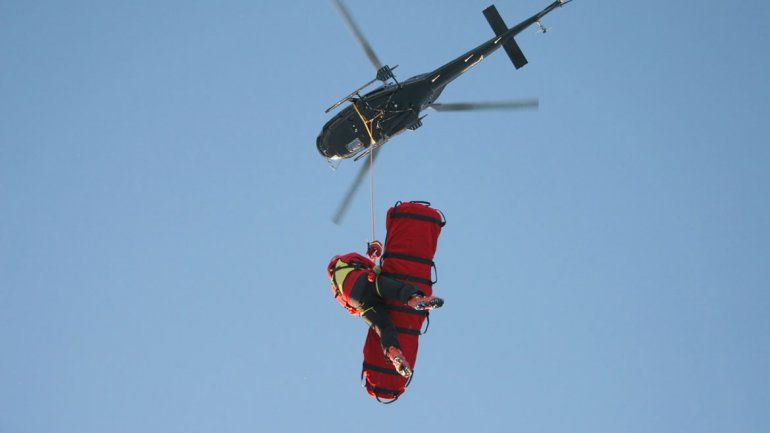 La rescatan con un helicóptero y casi se les cae al vacío