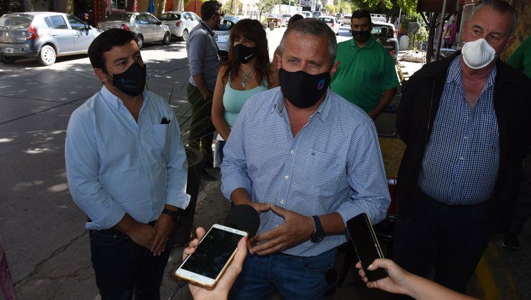 Morán y Heuberger explicaron el proyecto de las masetas.