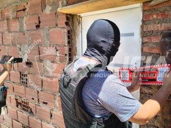 policia volvio a allanar y clausurar un kiosco narco en plaza huincul