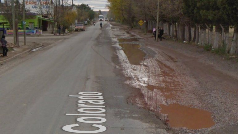 Reclaman por la falta de bacheo en la calle Río Colorado