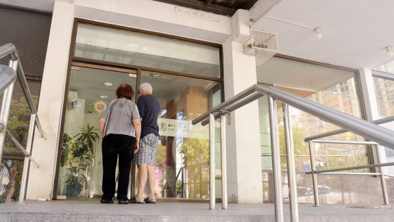 Los cajeros del microcentro son los más concurridos. En las fechas de cobro de los estatales quedan vacíos en cuestión de minutos y los usuarios deben esperar la reposición.