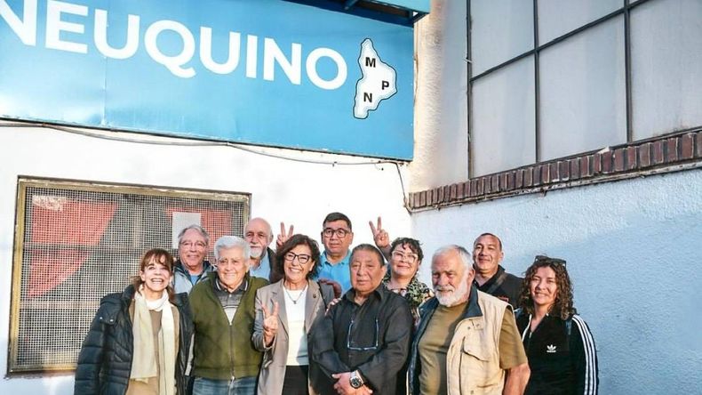 La senadora Silvia Sapag y candidata a la reelección por Fuerza Patria, Silvia Sapag con referntes de una agrupación del MPN