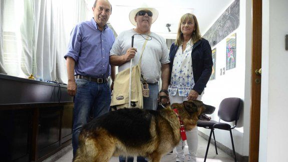 La Muni le dio free pass a un perro guía