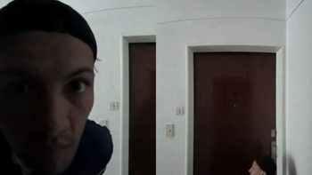 En un video se logra observar cómo aprovecharon que una vivienda estaba deshabitada en ese momento e intentaron forzar la cerradura. En un video se logra observar cómo aprovecharon que una vivienda estaba deshabitada en ese momento e intentaron forzar la cerradura.