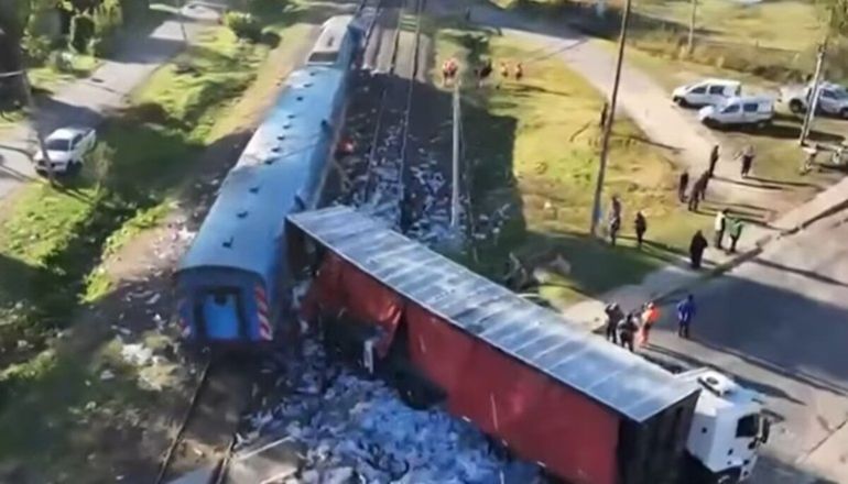 Apenas ocurrió el choque entre el tren y el camión