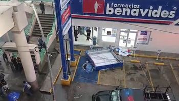 Buscaba refugio en medio de una tormenta y murió aplastada por un cartel publicitario. Buscaba refugio en medio de una tormenta y murió aplastada por un cartel publicitario.