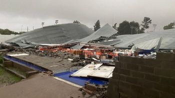 impresionante temporal en bahia blanca: confirmaron victimas fatales, voladuras de techos de clubes y cortes de luz impresionante temporal en bahia blanca: confirmaron victimas fatales, voladuras de techos de clubes y cortes de luz