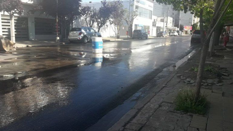 Complicaciones de tránsito por un caño roto en el Bajo