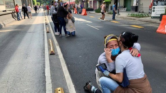 Potente terremoto en México dispara alerta de tsunami
