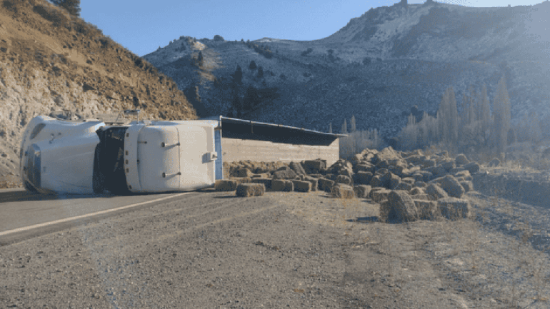 El camión quedó atravesado sobre la Ruta Provincial 237.&nbsp;