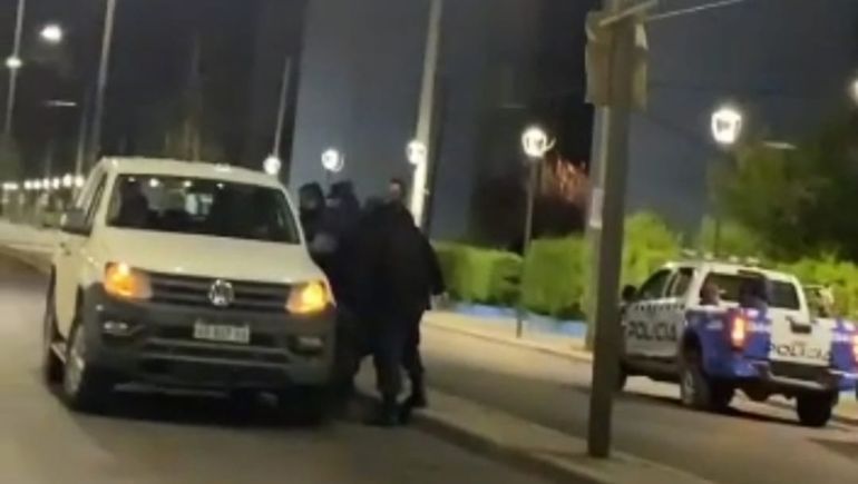 Agredieron a un policía e intentaron atropellar a otro: 5 detenidos