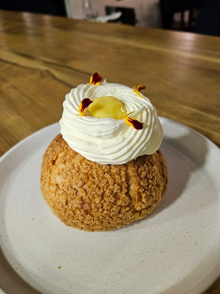 Los postres son claros reflejos de la identidad de Sureña. Este profiterol con curd de limón y mascarpone está a un nivel hermoso. Los postres son claros reflejos de la identidad de Sureña. Este profiterol con curd de limón y mascarpone está a un nivel hermoso.