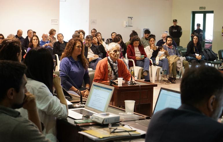 Inés Ragni, madre de Oscar Ragni, desaparecido desde el 23 de diciembre de 1976, declaró en el juicio que tiene como imputados al ex juez federal Pedro Laurentino Duarte y el ex fiscal Marcelo Ortiz, acusados de la omisión de promover la persecución penal de los delitos padecidos por veintitrés víctimas y como partícipes de sus privaciones ilegales de la libertad. Foto: Sebastián Fariña Petersen.