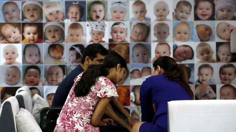 Padre inquilino: tuvo 13 hijos de vientres alquilados