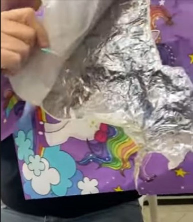 El dueño de la óptica mostró cómo modificaron la bolsa de manera casera, para inhibir la señal de los detectores de la entrada al local. El dueño de la óptica mostró cómo modificaron la bolsa de manera casera, para inhibir la señal de los detectores de la entrada al local. 