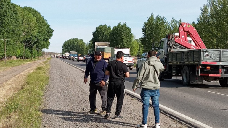 La tragedia en Tratayen generó que colapsara el tránsito en la Ruta 7. La tragedia en Tratayen generó que colapsara el tránsito en la Ruta 7.
