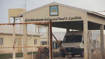 Durante el control de ingreso, se identificó a una mujer que intentó ingresar sustancias ilícitas adentro de un profiláctico. | LM Neuquen Durante el control de ingreso, se identificó a una mujer que intentó ingresar sustancias ilícitas adentro de un profiláctico.