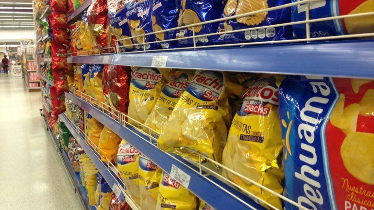 Quieren sacarles la roja a los snacks porque engordan