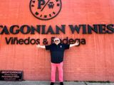 Charlie Arturaola estuvo en Chubut en enero y volverá en la próxima primavera para terminar de rodar por sus viñedos.
