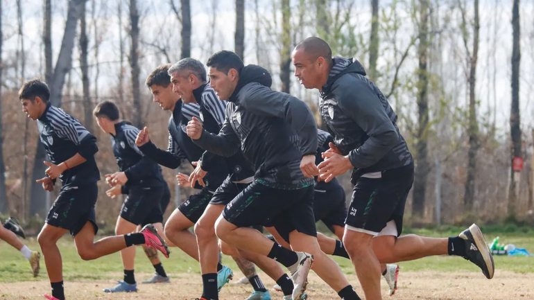 Cipolletti tuvo que cambiar de entrenador y los jugadores atraviesan otro momento difícil. Fotos: Anahí Cardena
