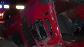 La camioneta Renault Kangoo volcó en la rotonda de El Solito. Falleció su conductor y otras cuatro personas -entre ellas su esposa y su hija- fueron hospitalizadas. | LM Neuquen La camioneta Renault Kangoo volcó en la rotonda de El Solito. Falleció su conductor y otras cuatro personas -entre ellas su esposa y su hija- fueron hospitalizadas.