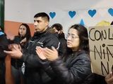 Padres de alumnos protestaron en la escuela de Trelew donde una maestra fue detenida, acusada de abuso sexual.