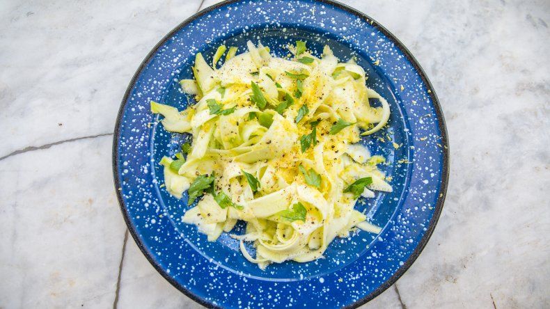 Receta: ensalada de zucchini con perejil y ralladura de limón