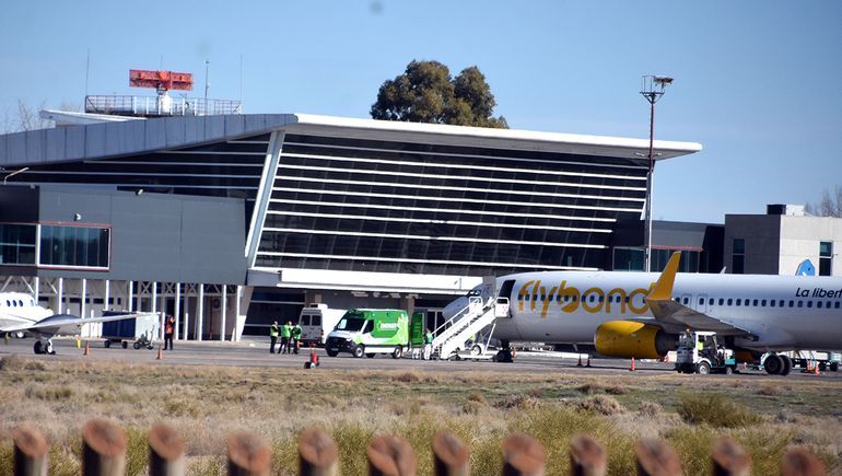 Qué dijo Flybondi del aterrizaje de emergencia y la muerte de un pasajero