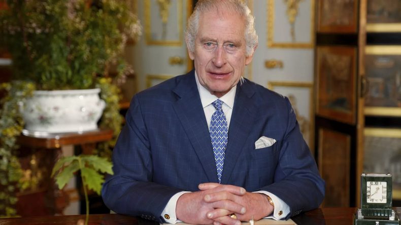 El rey Carlos III de Inglaterra padece cáncer, y está en tratamiento médico.