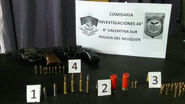 Armas, municiones y un detenido en allanamientos en Valentina Sur