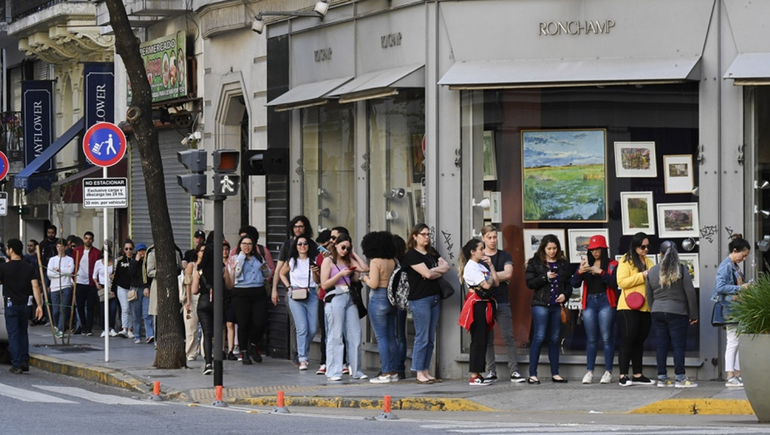 Masiva asistencia de residentes brasileños en Argentina para votar