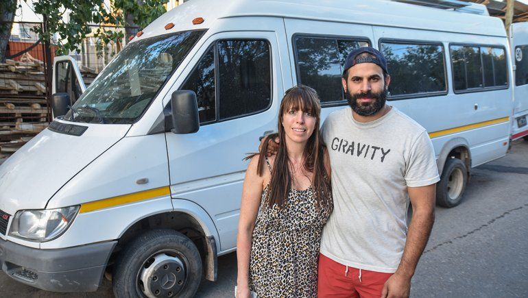 Convirtieron un transporte escolar en una casa para llegar a Alaska