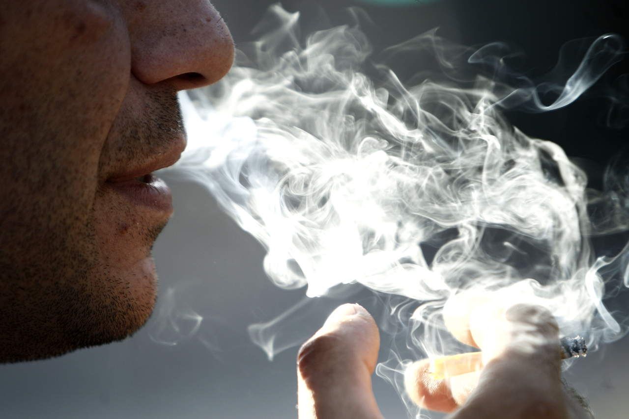El humo del cigarrillo dura más de lo que se cree y daña la salud