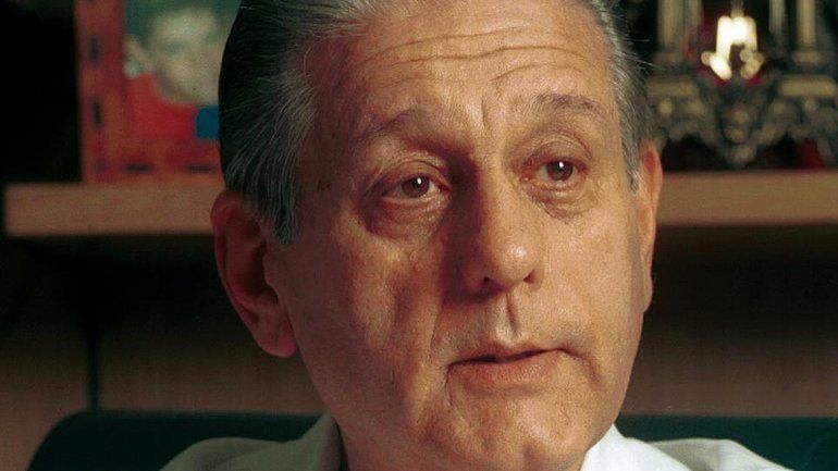 Favaloro nació en La Plata y estudió medicina en la universidad nacional de esa ciudad bonaerense, de donde se graduó a los 26 años. Sus primeros pasos los dio como médico rural en la localidad pampeana de Jacinto Arauz.