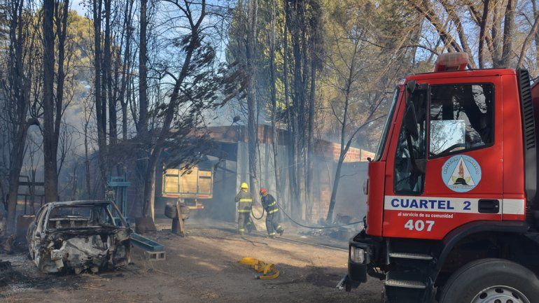 Bomberos intentan controlar el fuego que se desató en la zona ribereña