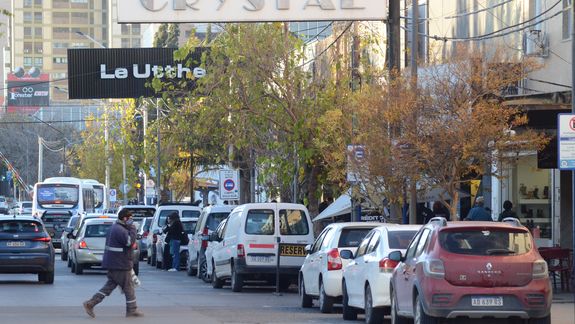 El drama de estacionar en Neuquén: los concejales revisan 350 espacios reservados en el centro