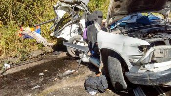 El Corsa quedó destruido tras el impacto contra el colectivo. A la izquierda, uno de los heridos es ingresado al hospital. El Corsa quedó destruido tras el impacto contra el colectivo. A la izquierda, uno de los heridos es ingresado al hospital.