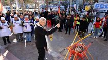 El obispo de Neuquén, Fernando Croxatto, durante una ceremonia frente a la Catedral por el Día de San Cayetano.