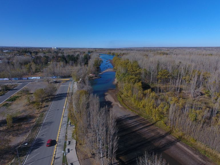 Desde el drone: así se ve la sequía del río Limay
