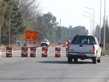 Los desvíos por obras en la Ruta 7 a la altura de la calle 9 en Centenario.