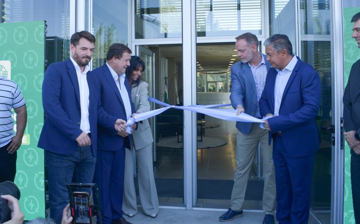 El gobernador rionegrino Alberto Weretilneck inauguró el nuevo edificio de Energía acompañado de su par neuquino, Rolando Figueroa. El gobernador rionegrino Alberto Weretilneck inauguró el nuevo edificio de Energía acompañado de su par neuquino, Rolando Figueroa.