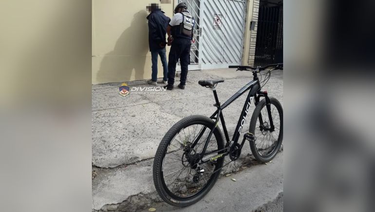 Iba caminando, vio bicipolicías, se puso nervioso y lo detuvieron: tenía tres pedidos de captura