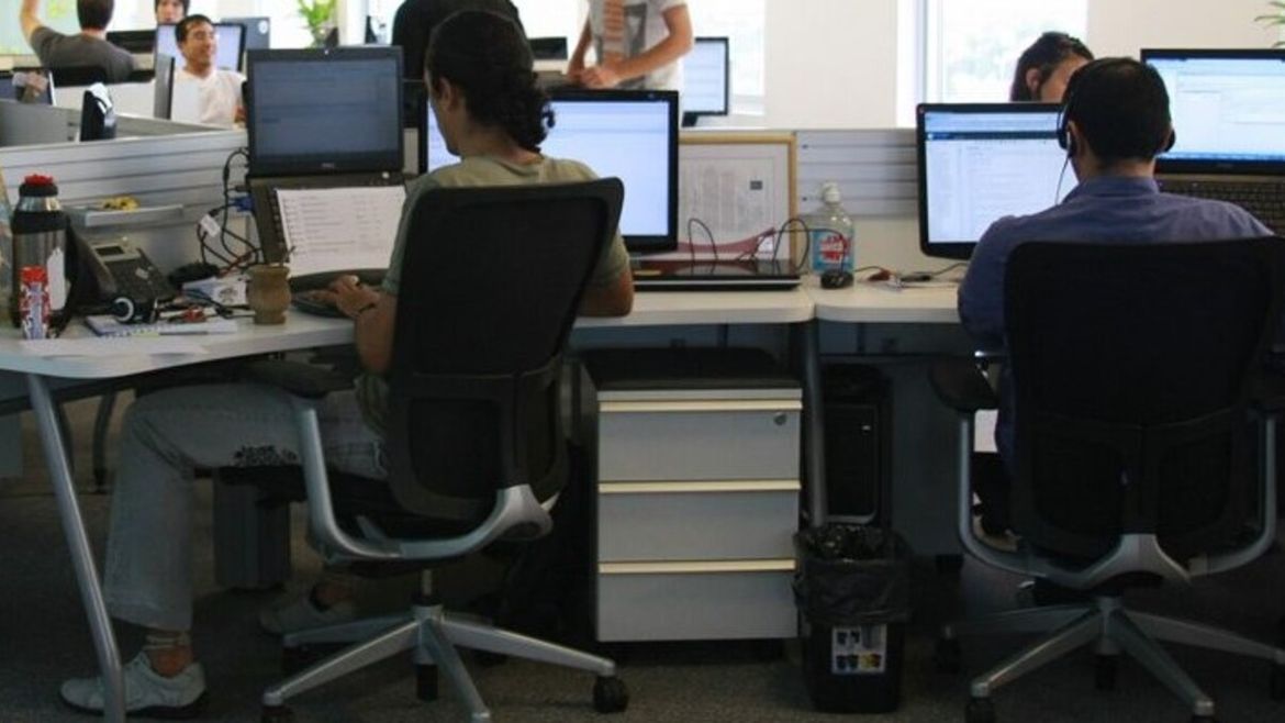 Aparece en medio de la mañana, en plena jornada laboral. | LM Neuquen Aparece en medio de la mañana, en plena jornada laboral.