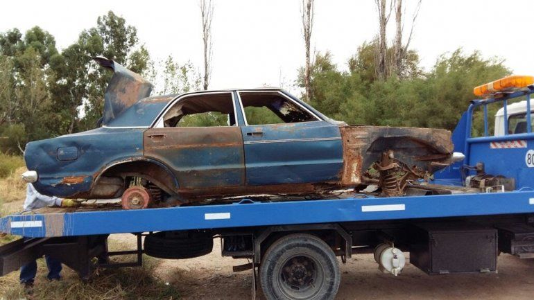 Una grúa traslada los vehículos al depósito de Parque Industrial.