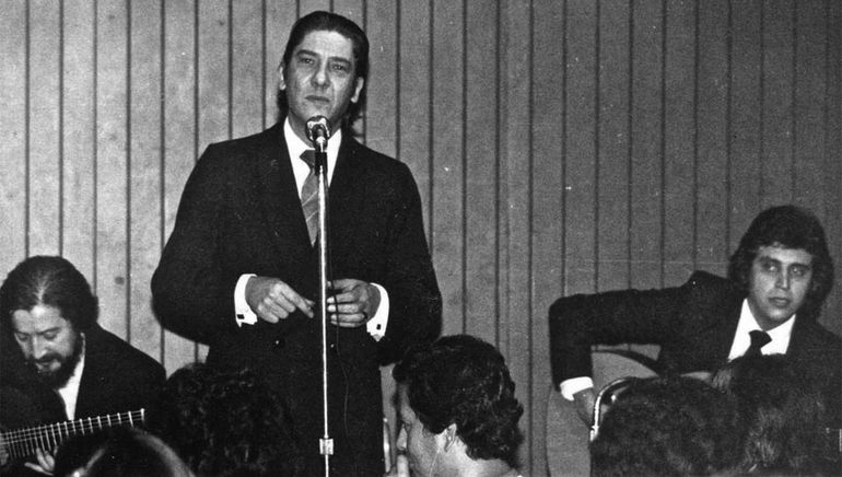 Zitarrosa canta. A la izquierda, Naldo Labrín lo acompaña. Zitarrosa canta. A la izquierda, Naldo Labrín lo acompaña.